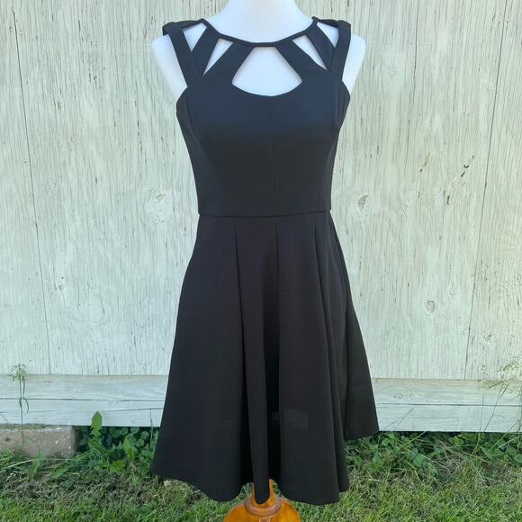 Betsey Johnson Black Cutout Textured Fit & Flare Dress Size 4 Pre-Lovedxd - Picture 2 of 10